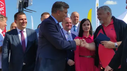 Premijer se pozdravlja s kuharom Božidarom Miodragovićem/Foto: Martina Čapo