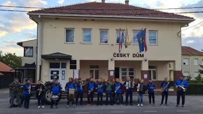 Puhački orkestar Če&scaron;ke besede Končanica ispred zgrade Općine i Če&scaron;kog doma/Foto: Vladimir Bilek