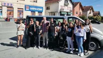 Cijela ekipa iz Bjelovarskog kazali&scaron;ta na putu za Slavonski Brod stala je u Ivanskoj na sladoledu/Foto: Bjelovarsko kazali&scaron;te