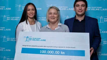 Najbolja radnica u pro&scaron;loj godini Ivanka Pole s nagradom/ Foto: MALI SVJETIONIK