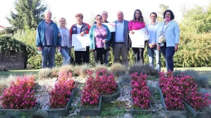 Nagrađene obitelji s gradonačelnikom Lipika Vinkom Kasanom/Foto: Compas.hr