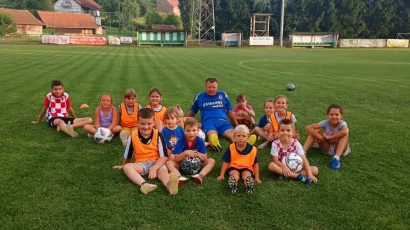Zajednička fotografija mali&scaron;ana i njihovog trenera, ujedno predsjednika kluba NK Bilogorac, Marija Pe&scaron;ića/Foto: Mario Pe&scaron;ić