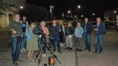 ČLanovi Astronomskog društva Kumova Slama i njihovi prijatelji tijekom promatranja Mjeseca s glavnog daruvarskog trga/Foto: Predrag Uskoković