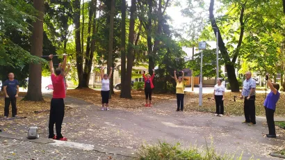 Vježbe na otvorenom vodi profesionalni fizioterapeut Milan Vereb zvani Mićo&nbsp;/Foto: Brankica Mlinarić
