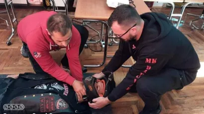 Motociklisti su naučili kako pravilno skinuti kacigu s ozlijeđenog/ Foto: Crveni križ Daruvar