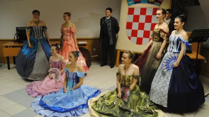Fotografija predivno odjevenih mladih njegovatelja tradicije/Foto: Grad Pakrac