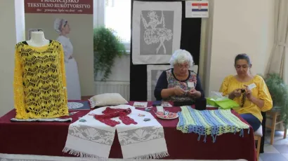 Uz čipkare iz svih dijelova Hrvatske sudjelovale su i članice sekcije tradicijsko-tekstilnog rukotvorstva HORKUD-a "Golub"/Foto: HORKUD Golub