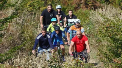 Bciklisti raznih uzrasta po prvi puta isprobali su uređene kružne biciklističke staze na Omanovcu/Foto: Pakrački list