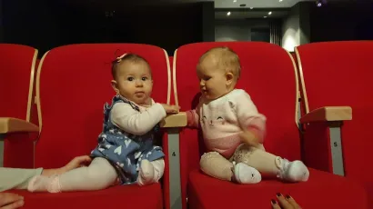 Dvije male gledateljice na otvorenoj probi koja je bila namijenjena samo njima, odnosno njihovim vr&scaron;njacima do 18 mjeseci starosti/Foto: Snježana Berak