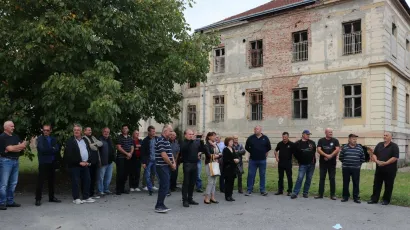 Program obilježavanja započeo je okupljanjem sudionika i uzvanika kod zgrade nekada&scaron;nje psihijatrije/Foto: Compas.hr