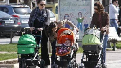 Majke na porodiljnom s djecom u &scaron;etnji/Foto: Ivo Ravlic/CROPIX (ilustracija)