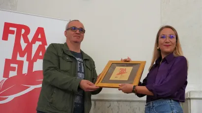 Predsjednik Hrvatskog novinarskog dru&scaron;tva Hrvoje Zovko uručio je Teni &Scaron;arčević nagradu za reportažu godine/Foto: Nikica Puhalo