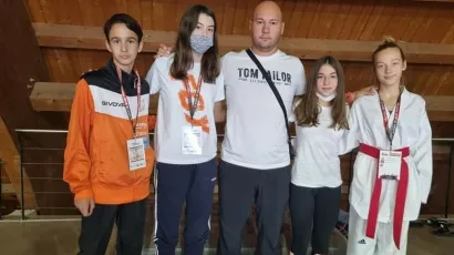 Odlične rezultate postigli su mladi borci iz Taekwondo kluba Fox, a s brončanom medaljom se kući vratila Ema Bugarinović (druga slijeva)/Foto: Taekwondo klub Fox