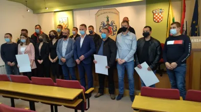 Novi majstori sa županom i predsjednik Obrtničke komore/ Foto: Deni Marčinković