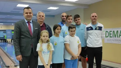 Zajednička fotografija mladih kuglača, vodstva Kuglačkog kluba Bjelovar i gradonačelnika Darija Hrebaka/Foto: Martina Čapo