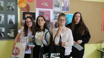 Sjajne učenice O&Scaron; braće Radić i njihova mentorica, profesorica likovne kulture Nikoline Zanetti/Foto: Pakrački list