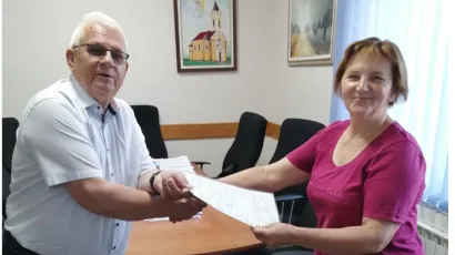 Načelnik s jednom od zaposlenica projekta koja se dodatno obrazovala/Foto: Općina Konačnica