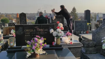 Bjelovarčani čiste grobove svojih pokojnika/Foto: Martina Čapo