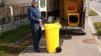 Podjela kanti za prikupljanje plastike počela je u ponedjeljak/Foto: Općina Sirač