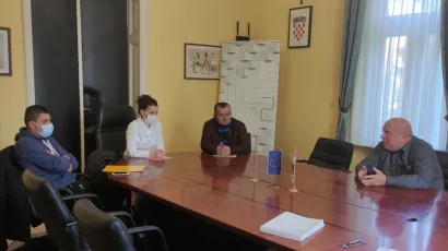 Pro&scaron;log tjedna u lipičkoj Gradskoj upravi potpisana su nova četiri ugovora s mladim obiteljima kojima se pomaže kod stambenog zbrinjavanja/Foto: Compas