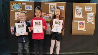 Učenici razredne nastave sa svojim radovima/Foto: Dru&scaron;tvo Na&scaron;a djeca Bjelovar