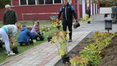 Članovi Savjeta mladih Grada Pakraca u akciji ozeljenjivanja svog grada/Foto: Pakrački list