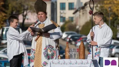 Kr&scaron;tenje mo&scaron;ta u mlado vino u Daruvaru prija&scaron;njih godina/Foto: TZ Daruvar - Papuk