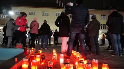 Prosvjednici su zapalili lampione u obliku slova "NE"/Foto: MojPortal.hr