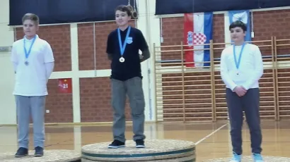 Državni prvak Alojz na najvi&scaron;oj stepenici pobjedničkog postolja u Maloj Subotici 18. ožujka 2018., samo dva mjeseca nakon treće operacije/Foto: Privatni album