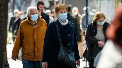 Zbog pogor&scaron;anja epidemiolo&scaron;ke situacije, sve vi&scaron;e građana na ulicama nosi za&scaron;titne maske/Foto: Nik&scaron;a Stipaničev/CROPIX
