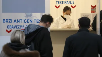 Građani čekaju u redu za testiranje/Foto: Damjan Tadic/CROPIX
