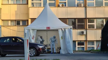 Mobilna ambulanta za testiranje na Covid-19 kod Doma zdravlja u Daruvaru/Foto: Predrag Uskoković