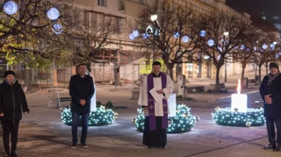 Na pro&scaron;logodi&scaron;njem paljenju prve adventske svijeće u Daruvaru bili su svećenik Žarko Turuk, gradonačelnik Damir Lneniček sa svojim zamjenicima, Vandom Cegledi i Vladimirom Bilekom/Foto: Grad Daruvar