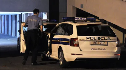 Policajci su u stan u&scaron;li s nalogom za pretres/ Foto: Damir Krajač/CROPIX (ilustracija)