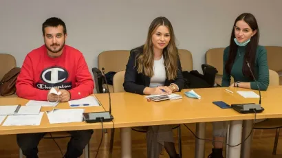 Prvi susret vodio je&nbsp;Daruvarčanin&nbsp;Karlo Horvat, a savjete građanima pružale su i njegove kolegice Klara Mrčela i Nia Novak/Foto: Predrag Uskoković