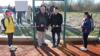 Ravnatelj uprave za sport Kre&scaron;imir &Scaron;amija i gradonačelnik Lipika Vinko Kasana zajedno s dvije mlade lipičke tenisačice, Merisom Demiri i Emom Ždralović otvorili se nove terene/Foto: Compas