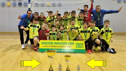 Mali Daruvarčani i njihovi treneri poziraju sa svojim trofeijima/Foto: HNK Daruvar