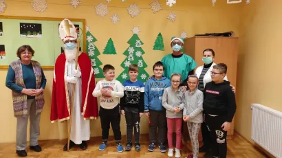 Sveti Nikola i njegov pomoćnik vilenjak obi&scaron;li su djecu po razredima/Foto: Sanja Vranje&scaron;ević