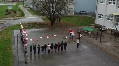 Učenici Osnovne &scaron;kole "Braće Radića" Pakrac pu&scaron;taju balone u smjeru Lipika/Foto: Compas.hr
