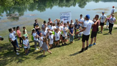 Članovi udruge često djecu poku&scaron;avaju naučiti koliko se važno baviti sportom/Foto: Facebook Argonauti