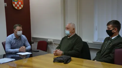 Župan Marko Maru&scaron;ić s predsjednikom Matom Kovačevićem i tajnikom Sa&scaron;om Čankom/ Foto: BBŽ