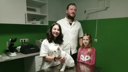 Dalibor s veterinarskom tehničarkom Mihaelom i kćerkom Petrom u novoj ambulanti/Foto: Privatni album