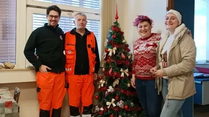 Andrijana Vinković Andy i njezina kćer Ramona s daruvarskim "hitnjacima"/Foto: Privatni album