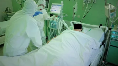 Dvoje medicinskih radnika se konzultiraju oko stanja pacijenta/Foto: Deni Marčinković