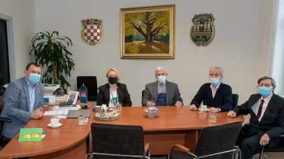 Gradonačelnik Lneniček i njegova zamjenica Vanda Cegledi s biv&scaron;im gradonačelnicima Daruvara/Foto: Predrag Uskoković