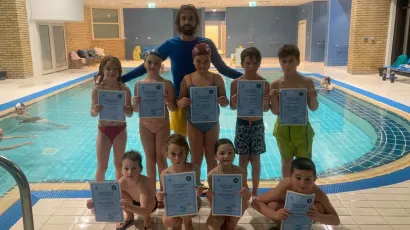 Učitelj plivanja Petar Otković s djecom koja su zavr&scaron;ila Obuku za neplivače/Foto: Sportska udruga Super-Sporta&scaron;