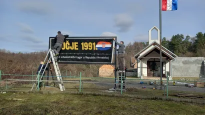 Udruga logora&scaron;a srpskog koncentracijskog logora "Bučje" postavila je veliki pano na mjestu gdje se nalazi spomen obilježje/Foto: Compas