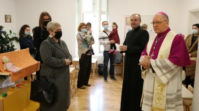 Pože&scaron;ki biskup msgr. Antun &Scaron;kvorčević danas je posjetio i blagoslovio novouređenu zgradu u vlasni&scaron;tvu pakračke Župe /Foto: Pakrački list