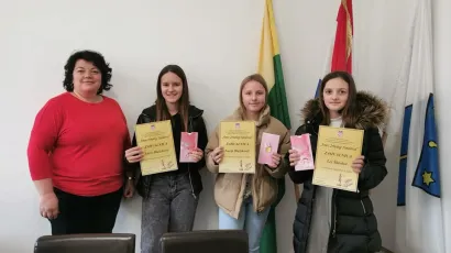 Načelnica Zrinskog Topolovca Jasna Mikles Horvat sa zlatnim djevojkama - Leom, Lucijom i Larisom/Foto: &Scaron;K Ivan Dvoržak