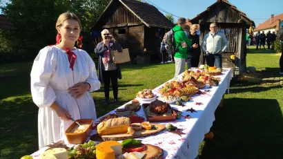Bogata ponuda tradicionalnih jela na jednoj od manifestacija u Velikom Trojstvu/ Foto: Deni Marčinković